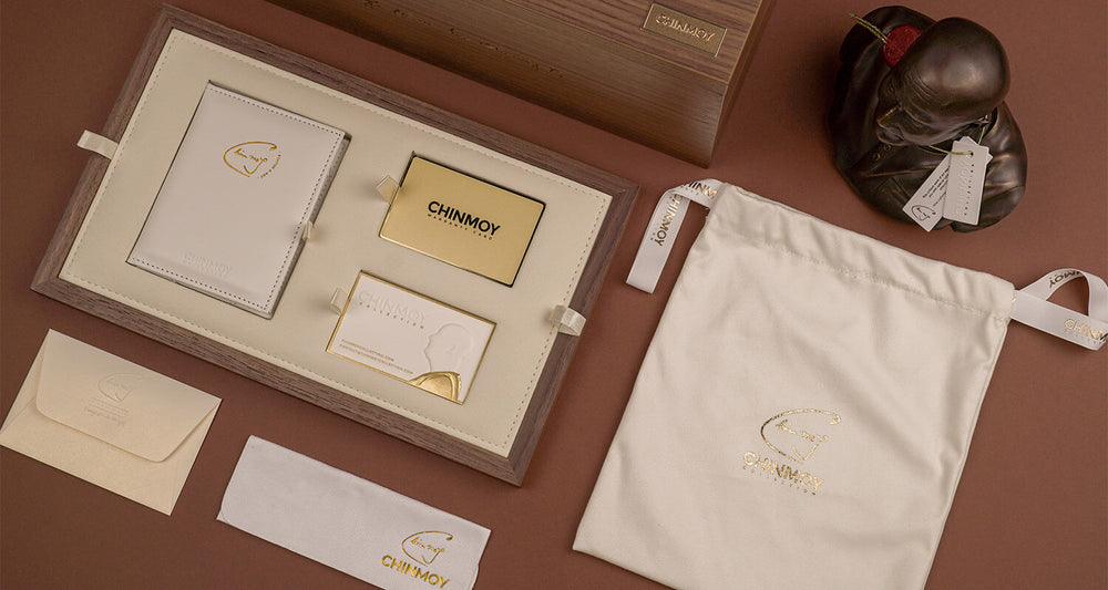 The picture shows the rare luxury bronze sculpture of the Chinmoy Collection brand and the accessories included in the package after unpacking.