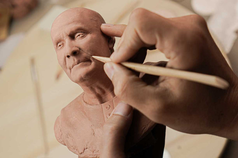 In the picture you can see how the bronze sculpture is made, using the sculptor's wood tool.