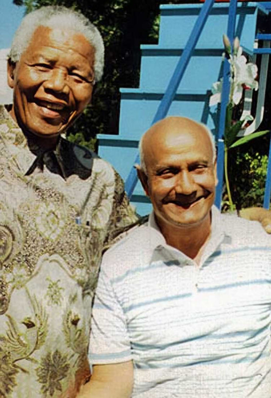 Sri Chinmoy in a photo with Nelson Mandela. 